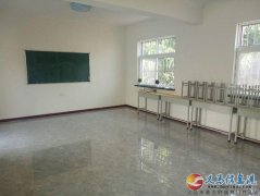 體育場教室出租 自帶桌椅板凳黑板