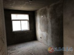 因急用錢，三室一廳低價(jià)毛坯房出售，地位位置好，隨時(shí)看房！