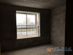 因急用錢，三室一廳低價(jià)毛坯房出售，地位位置好，隨時(shí)看房！