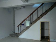 狂口商貿城院內門面房低價出售，老成都曾記面館隔壁。